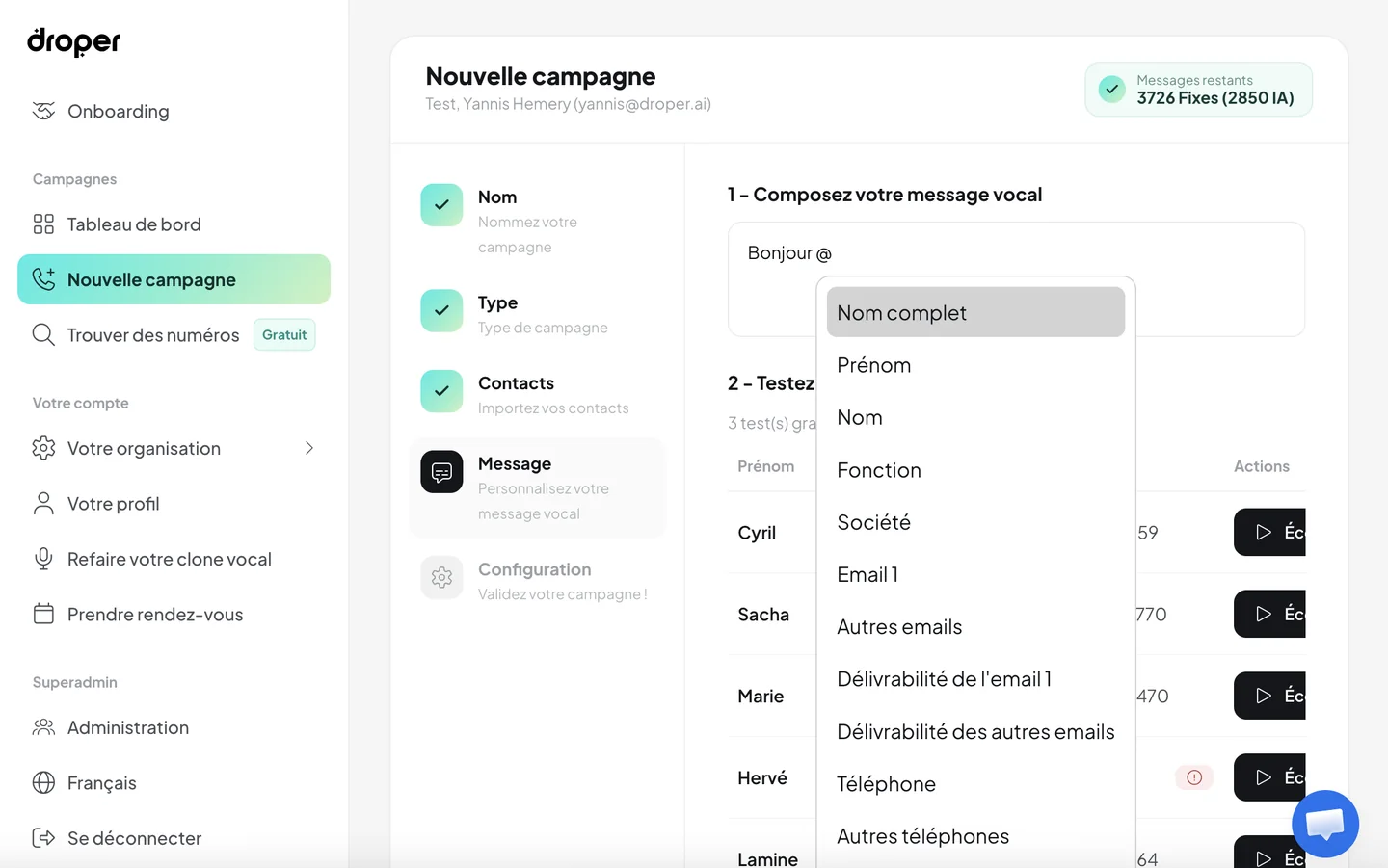Rédaction du message vocal : le menu des variables ouvert
                    après un « @ », et la liste des contacts de test.